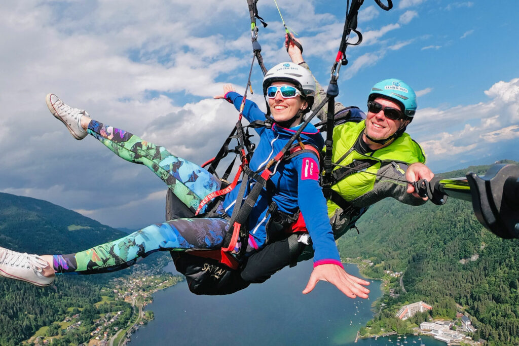 Frau mit Mann in Tandem-Fallschirm über Ossiacher See