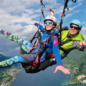 Frau mit Mann in Tandem-Fallschirm über Ossiacher See