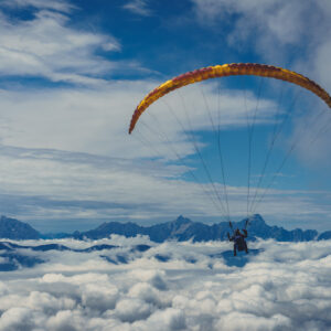 Flug mit Fallschirm über den Wolken
