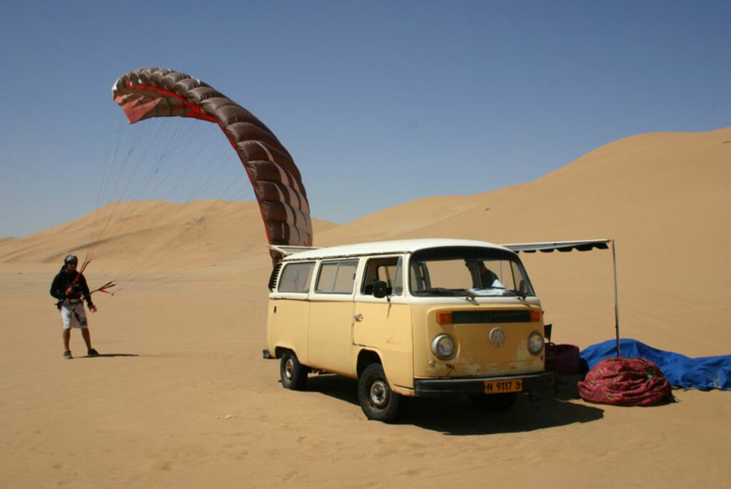Fallschirm vor Campingwagen und den Dünen Namibias
